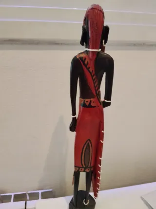 Figura africana de madera tallada