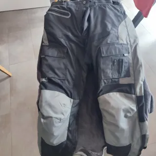Pantalones de moto con protecciones.