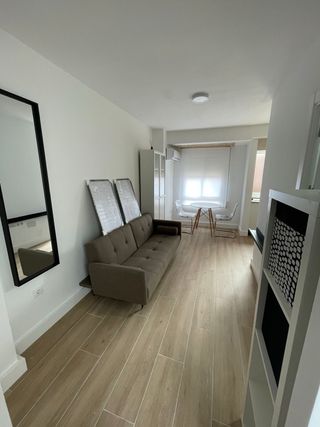 Edificio en venta con local y 3 apartamentos.