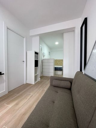 Edificio en venta con local y 3 apartamentos.