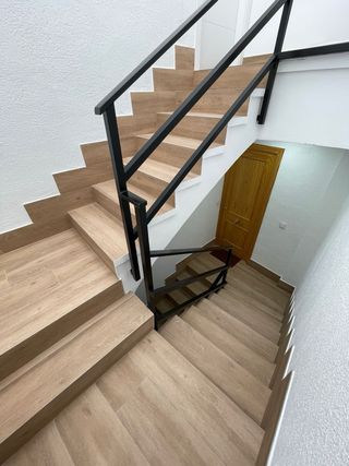 Edificio en venta con local y 3 apartamentos.