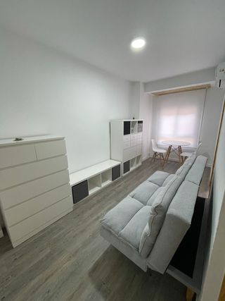 Edificio en venta con local y 3 apartamentos.