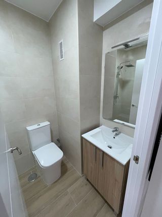 Edificio en venta con local y 3 apartamentos.