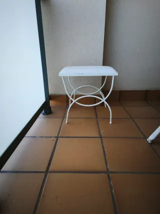 Taburete metálico blanco