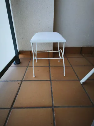 Taburete metálico blanco