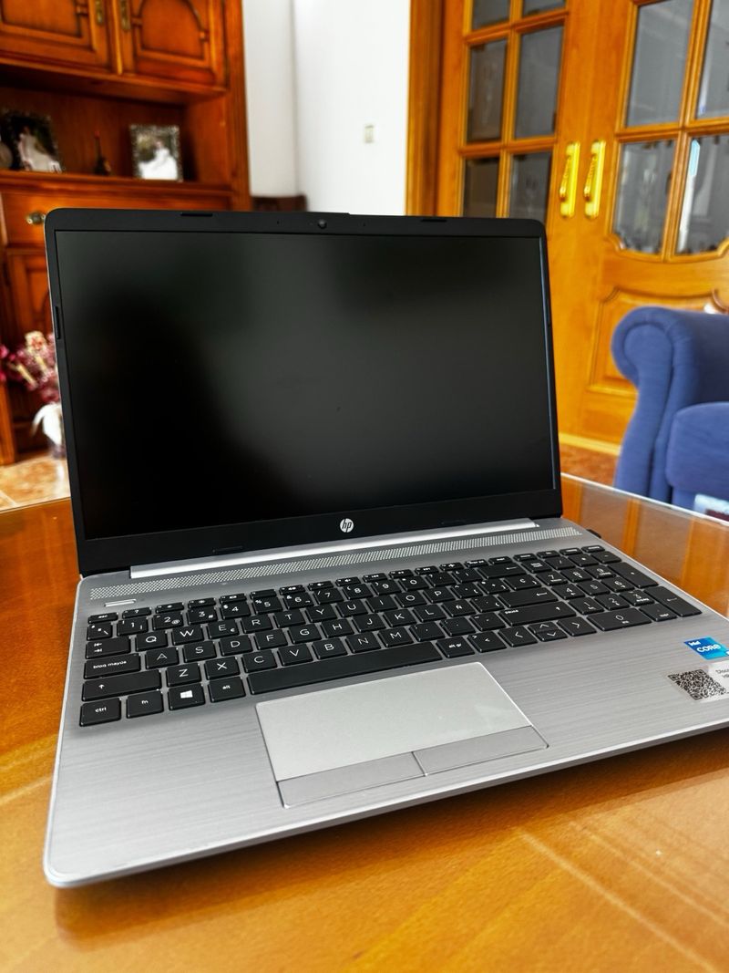 Ordenador portátil HP gris plateado afbeelding 2