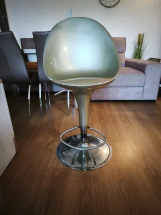 Silla de bar dorada y plateada