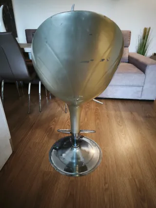 Silla de bar dorada y plateada