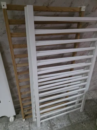 Cuna de bebé blanca y madera