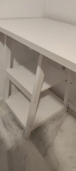 Mesa de escritorio blanca con 2 lejas