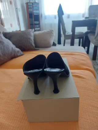 Zuecos negros de tacón