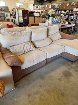Sofá chaise longue beige y marrón
