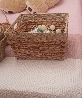 Cesto de mimbre tejido a mano