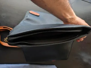 Mochila Negra y Bolso Azul