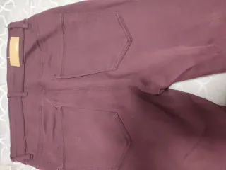 Pantalones pitillo burdeos mujer