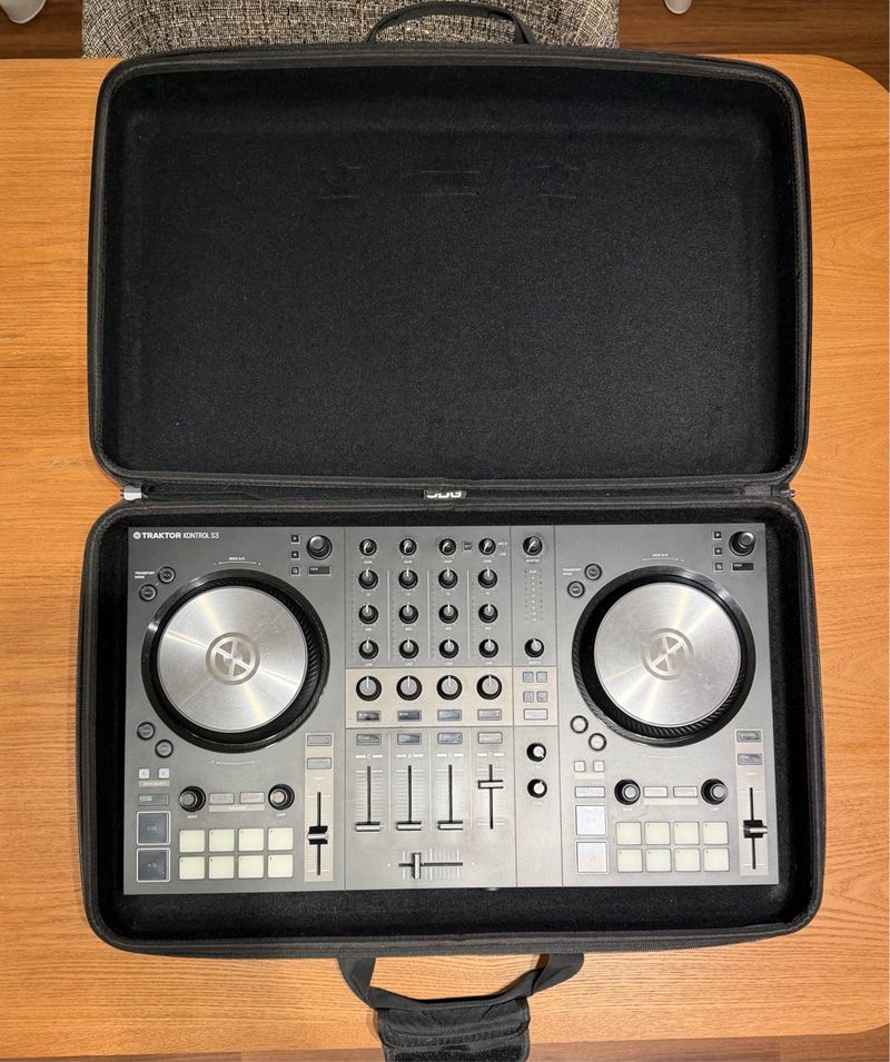 Controlador DJ Traktor S3 + Maletín UDG