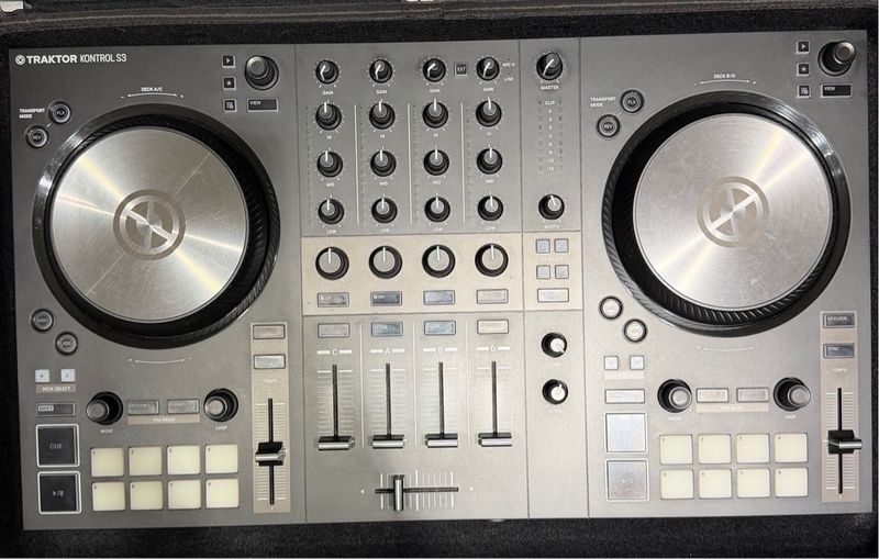 Controlador DJ Traktor S3 + Maletín UDG afbeelding 2