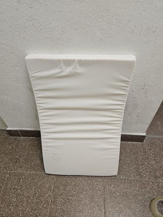 Minicuna de madera Ikea con colchón