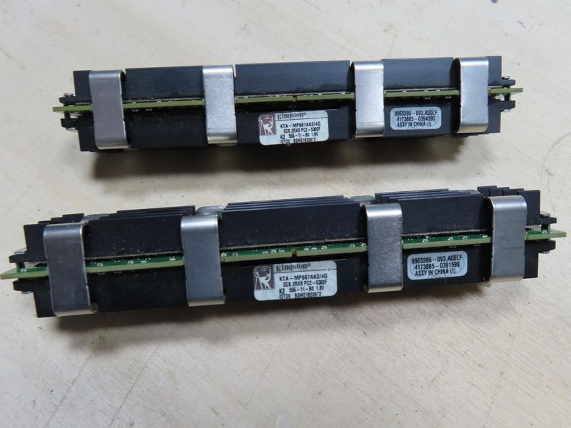 2 bancos de RAM Kingston KTA-MP667AK2/4G