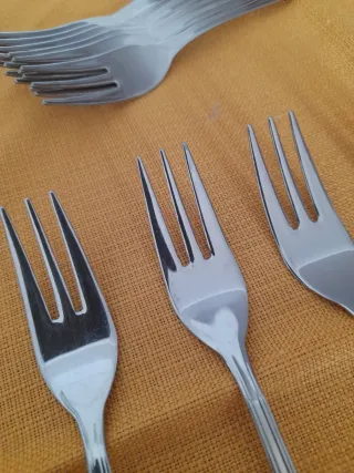 12 Tenedores de postre de metal