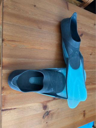 Máscara de buceo y aletas.