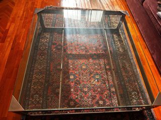 Mesa de centro grande de metal y cristal