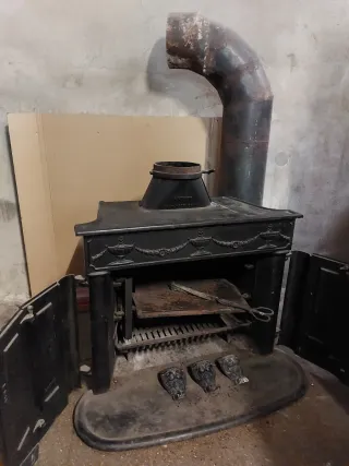 Preciosa chimenea antigua Hergóm. Llar de foc