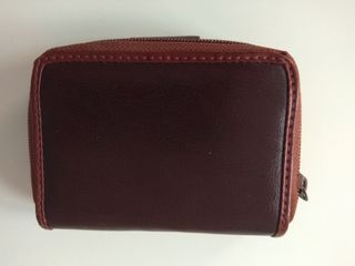 Monedero de piel con trenzado