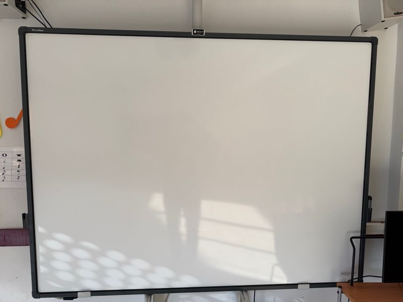 Pantalla Táctil Digital con Proyector y Soporte