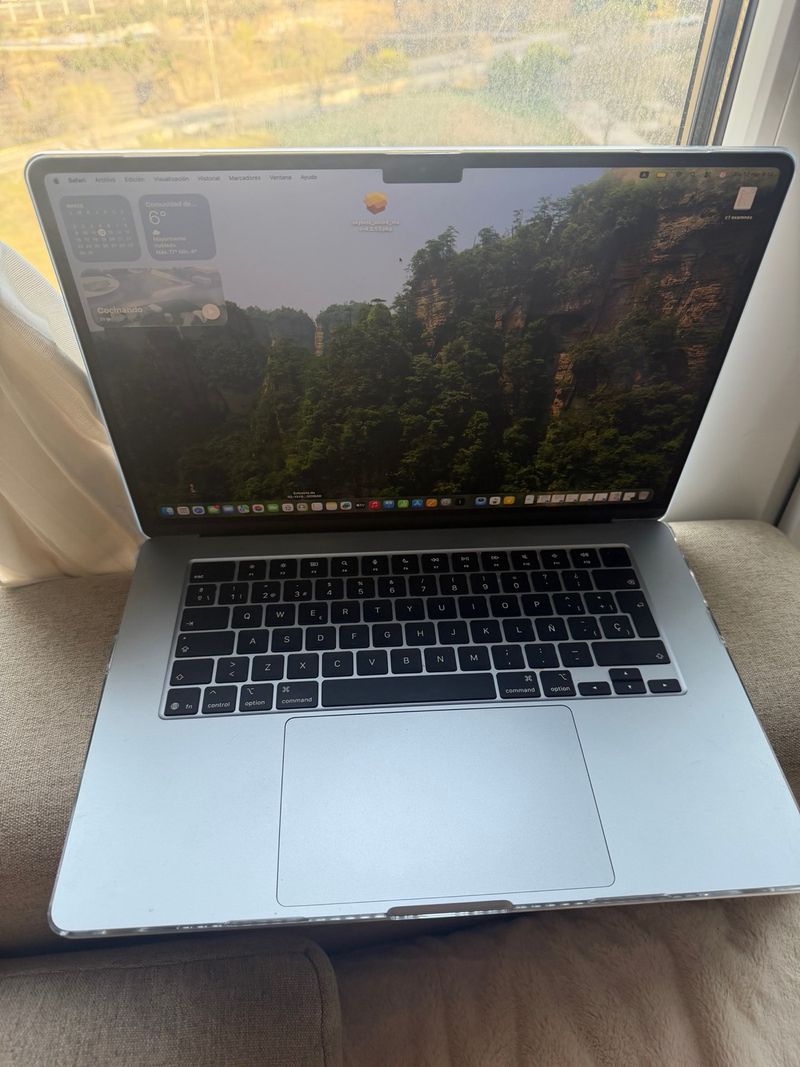 MacBookAir 15 Azul 256GB sept2025 con caja y factu