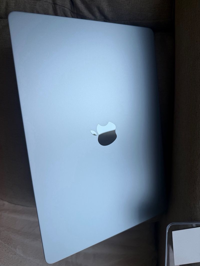 MacBookAir 15 Azul 256GB sept2025 con caja y factu afbeelding 2