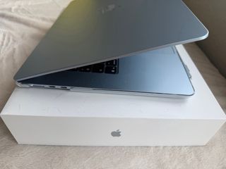 MacBookAir 15 Azul 256GB sept2025 con caja y factu