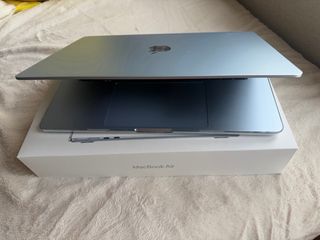 MacBookAir 15 Azul 256GB sept2025 con caja y factu