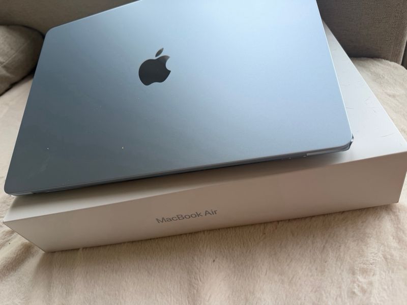 MacBookAir 15 Azul 256GB sept2025 con caja y factu afbeelding 4
