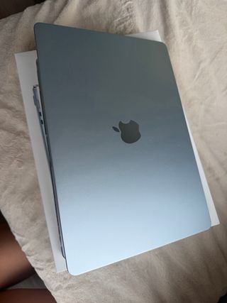 MacBookAir 15 Azul 256GB sept2025 con caja y factu