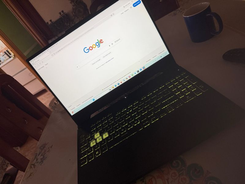 Portátil Asus Negro y Amarillo