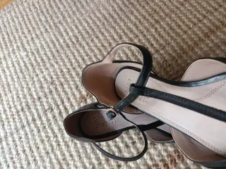 Zapatillas Naturalizer Negras T-Strap