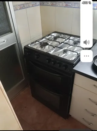 Hornilla de gas negra con su bombona de butano dos