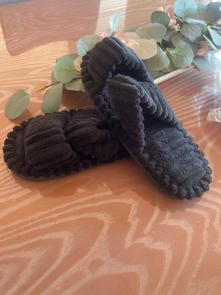 Zapatillas de casa negras nuevas