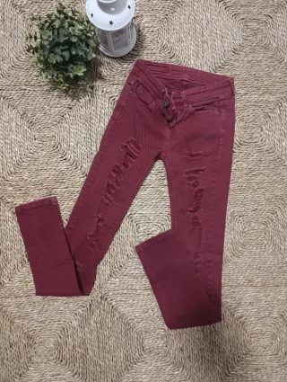 Pantalón burdeos roto talla XS