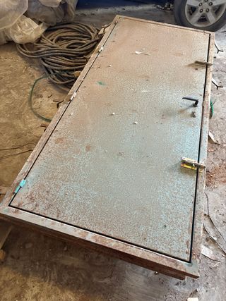 Puerta metálica para obra