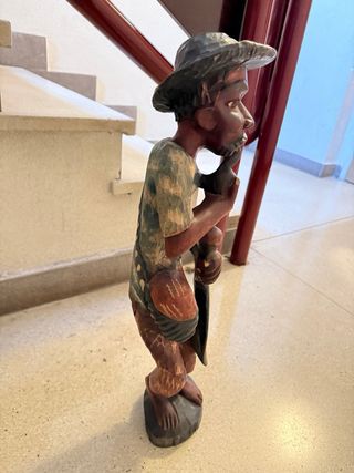 Escultura de hombre de campo en madera