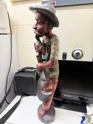 Escultura de hombre de campo en madera