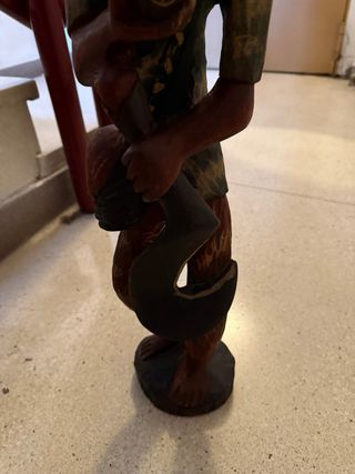 Escultura de hombre de campo en madera