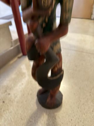 Escultura de hombre de campo en madera