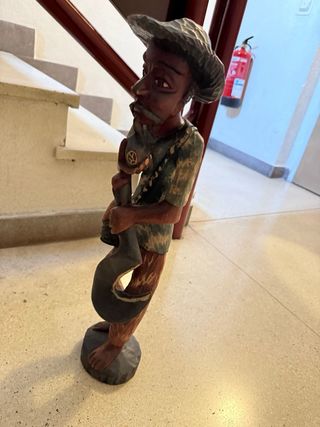 Escultura de hombre de campo en madera