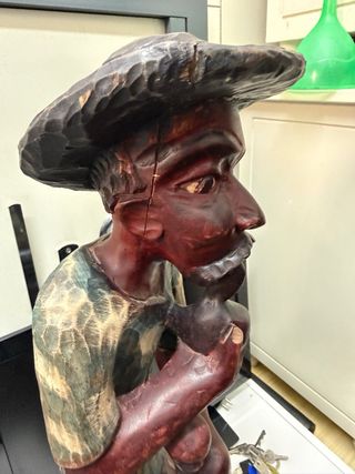 Escultura de hombre de campo en madera