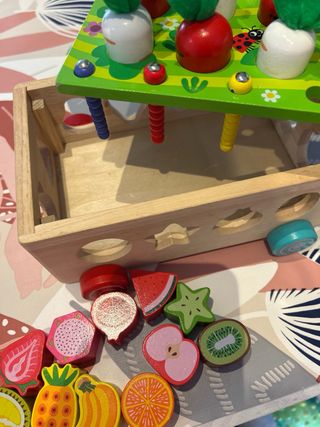 Juguete Montessori de madera: zanahorias y fruta