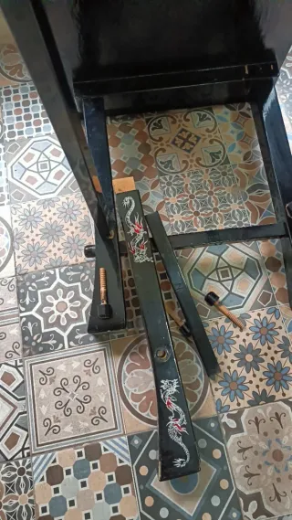 Mesa auxiliar estilo oriental negra