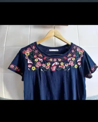 Camiseta azul con bordado floral